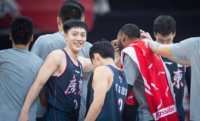 朱芳雨傳來喜訊！胡明軒用行動回饋傢鄉，廣東3名小將入選國傢隊